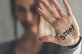 Θεσσαλονίκη: Αυτοκόλλητα σε 50 καταστήματα θα δείχνουν ότι προσφέρουν ασφάλεια σε θύματα έμφυλης βίας