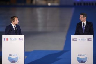 Ιδιωτική ξενάγηση του ζεύγους Μακρόν στην Ακρόπολη από το ζεύγος Μητσοτάκη