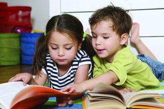 Επτά λόγοι που πρέπει να διαβάζουμε στα παιδιά μας