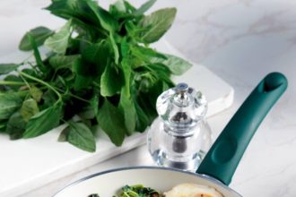 Βλίτα με αυγά μάτια και σάλτσα φρέσκιας ντομάτας