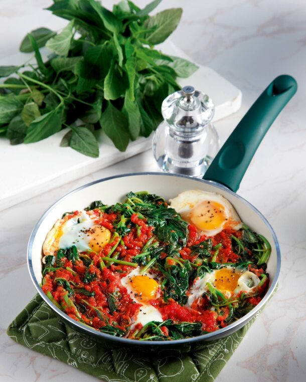 Βλίτα με αυγά μάτια και σάλτσα φρέσκιας ντομάτας