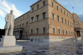 Φωταγωγείται σήμερα η Βουλή για να τιμήσει τους νοσηλευτές