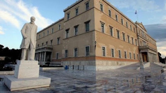Φωταγωγείται σήμερα η Βουλή για να τιμήσει τους νοσηλευτές