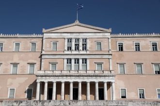 Διάσπαση της ΝΔ στις εκλογές των υπαλλήλων της Βουλής – Διεγράφη ο Δημοσχάκης