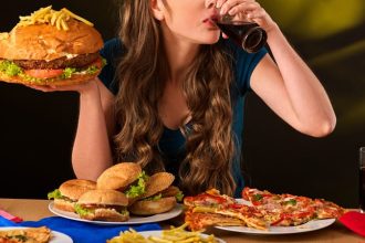 Τα βράδια τρως ό,τι βρεθεί μπροστά σου; Μάθε τι θα σε βοηθήσει και ποιες είναι οι εθιστικές τροφές