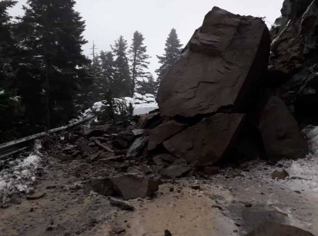 Πτώση βράχου στα Αραποκέφαλα έκλεισε τον δρόμο για Προυσό (ΦΩΤΟ)