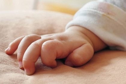 Πάτρα: «Ο γιος μου ήταν οξύθυμος αλλά όχι βίαιος» λέει η γιαγιά του 2,5 μηνών βρέφους που πέθανε το 2013