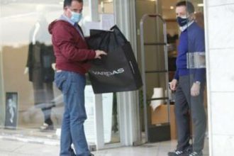 Ο Άδωνις Γεωργιάδης αγόρασε κοστούμι με click away