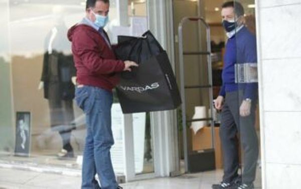 Ο Άδωνις Γεωργιάδης αγόρασε κοστούμι με click away