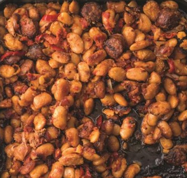 Σπετζοφάι με γίγαντες στη γάστρα με χωριάτικο λουκάνικο και πιπεριές Φλωρίνης