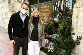 Γιατί ο Κυριάκος και η Μαρέβα Μητσοτάκη βρέθηκαν στα λουλουδάδικα της Βουλής