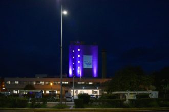 Στο συμβολικό μωβ χρώμα φωτίστηκε το κτήριο του Νοσοκομείου «Άγιος Ανδρέας»