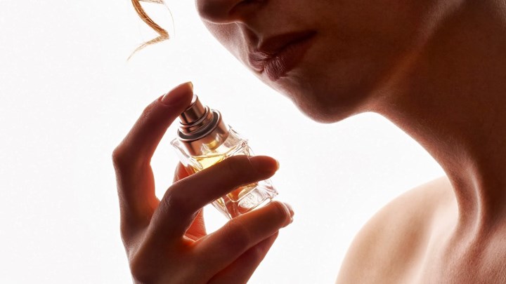 Αυτά είναι τα 4 λάθη που κάνετε με το άρωμά σας και δεν διαρκεί