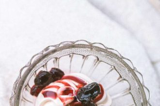 Γλυκό του κουταλιού βύσσινο από την Τήνο