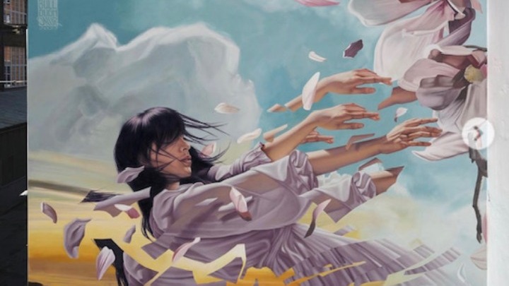 Σε τοιχογραφία στο Βερολίνο, μια γυναίκα πέφτει από τον ουρανό