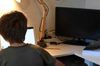 Μεγαλύτερος χρόνος χρήσης οθονών από τα μικρά παιδιά συνδέεται με φτωχότερες γλωσσικές δεξιότητες