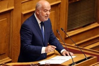 Σκωπτικός Φλωρίδης για τις Σπέτσες - «Ωραίος ο καπιταλισμός παιδιά»