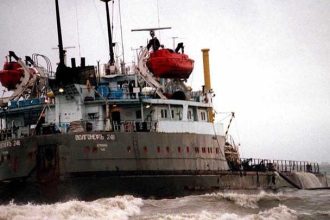 Σφοδρή καταιγίδα προκάλεσε ζημιές σε 2 ρωσικά τάνκερ στον πορθμό του Κερτς - Ένας νεκρός