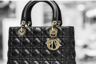 Η ξεχωριστή τσάντα της πριγκίπισσας Νταϊάνα κυκλοφορεί ξανά