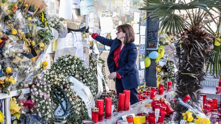 Ένα λουλούδι από την ΠτΔ στον τόπο δολοφονίας του 19χρονου Άλκη