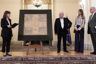 Ο πίνακας «Έξοδος» του Χρήστου Μποκόρου κοσμεί από σήμερα την Προεδρία της Δημοκρατίας