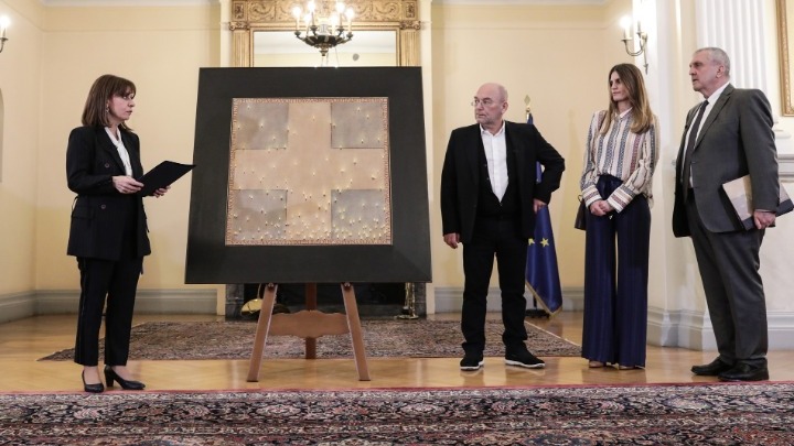 Ο πίνακας «Έξοδος» του Χρήστου Μποκόρου κοσμεί από σήμερα την Προεδρία της Δημοκρατίας