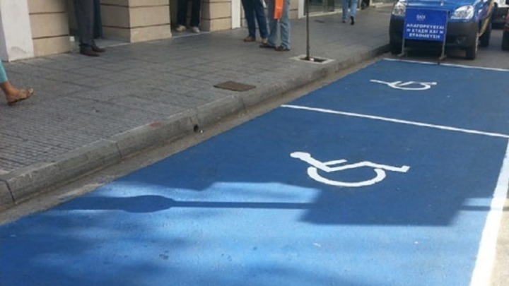 Αυξάνονται τα εμπόδια που βάζουν οι οδηγοί στην κίνηση πεζών και ΑμεΑ στη Δυτική Ελλάδα