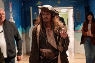 Johnny Depp: Ντύθηκε Jack Sparrow και επισκέφθηκε μικρά παιδιά σε νοσοκομείο