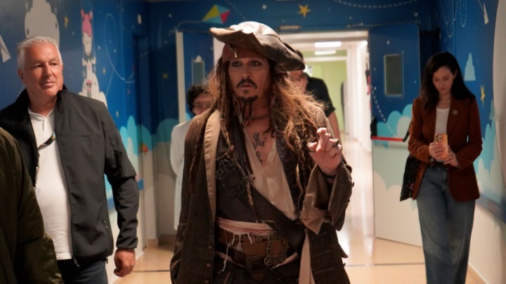 Johnny Depp: Ντύθηκε Jack Sparrow και επισκέφθηκε μικρά παιδιά σε νοσοκομείο