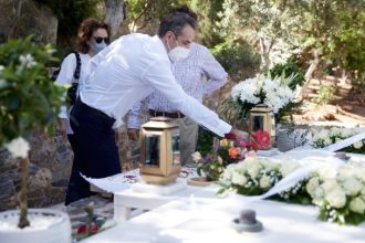 Ο πρωθυπουργός στο μνημόσυνο του Κων. Μητσοτάκη