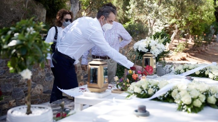 Ο πρωθυπουργός στο μνημόσυνο του Κων. Μητσοτάκη