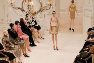 Μαριονέτες στην επίδειξη μόδας για τον Moschino