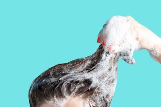 Μαλλιά: Πόσες φορές την εβδομάδα πρέπει να λούζεστε για να τα διατηρήσετε υγιή και όμορφα