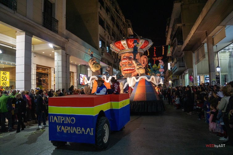 Η φαντασμογορική παρθενική έξοδος των αρμάτων στους δρόμους της Πάτρας