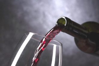 Η χαμηλή κατανάλωση κρασιού σε συνδυασμό με τη μεσογειακή διατροφή μπορεί να μειώσει τον κίνδυνο καρδιαγγειακών παθήσεων