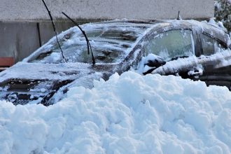 Πώς απομακρύνουμε τον πάγο από τα τζάμια του αυτοκινήτου μας