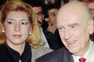 Η Δήμητρα Λιάνη αποκαλύπτει τι έγραψε στον τάφο του Ανδρέα Παπανδρέου