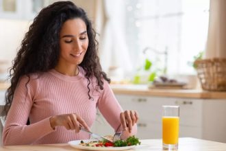 Αυτή είναι η καλύτερη ώρα να τρώμε πρωινό για να αποφύγουμε τον κίνδυνο διαβήτη