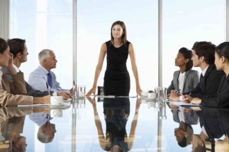 Αυξάνονται τα στελέχη γένους θηλυκού στις μεγάλες επιχειρήσεις στην ΕΕ