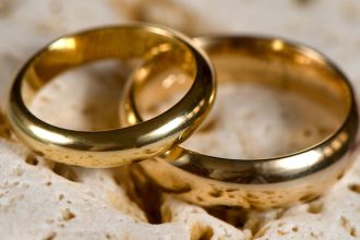 Οι συχνοί λόγοι για τους οποίους ένας άνδρας δεν φοράει τη βέρα του