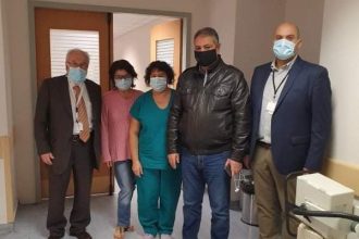 Πάτρα: Κοντά σε γιατρούς και νοσηλευτές ο Γιάννης Καρβέλης