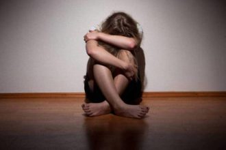 Πατριός κατηγορείται ότι ασελγούσε στην 14χρονη θετή κόρη του ακόμα και μέσα στο ασανσέρ