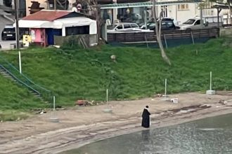 Οι Ιερείς που Άγιασαν μόνοι τους τα νερά, ρίχνοντας τον Σταυρό... ΦΩΤΟ - ΒΙΝΤΕΟ