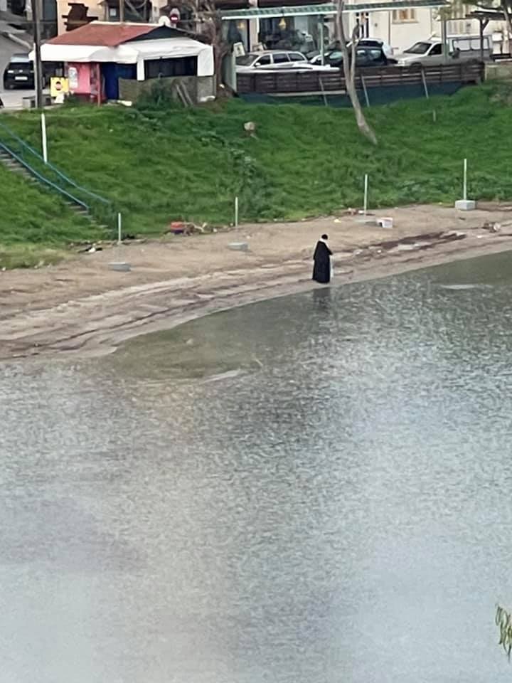 Οι Ιερείς που Άγιασαν μόνοι τους τα νερά, ρίχνοντας τον Σταυρό... ΦΩΤΟ - ΒΙΝΤΕΟ