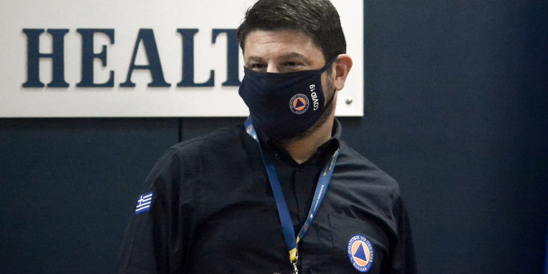 Εμβολιάστηκε για τον κορoνοϊό στο «Αττικόν» ο Νίκος Χαρδαλιάς