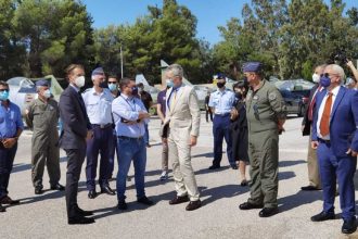 Νίκος Χαρδαλιάς: Επισκέφθηκε τους πιλότους των ελικοπτέρων πυρόσβεσης