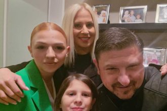 Ο Νίκος Χαρδαλιάς γιορτάζει τα 53 του με τις γυναίκες της ζωής του