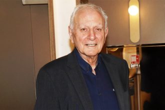 Κώστας Χαρδαβέλλας: Η απώλεια των γονιών του, η σύζυγος που έμεινε μαζί του μέχρι το τέλος και η μεγάλη καριέρα στην τηλεόραση