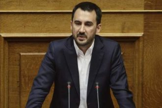 Χαρίτσης προς βουλευτές ΠΑΣΟΚ και ΣΥΡΙΖΑ: Η συναινετική αντιπολίτευση ενισχύει την αλαζονεία Μητσοτάκη