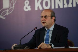 Κωστής Χατζηδάκης: Θετικός στον κορονοϊό ο υπουργός Εργασίας